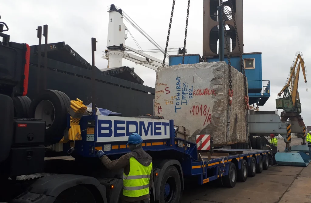 ladowanie bloku kamiennego na naczepe