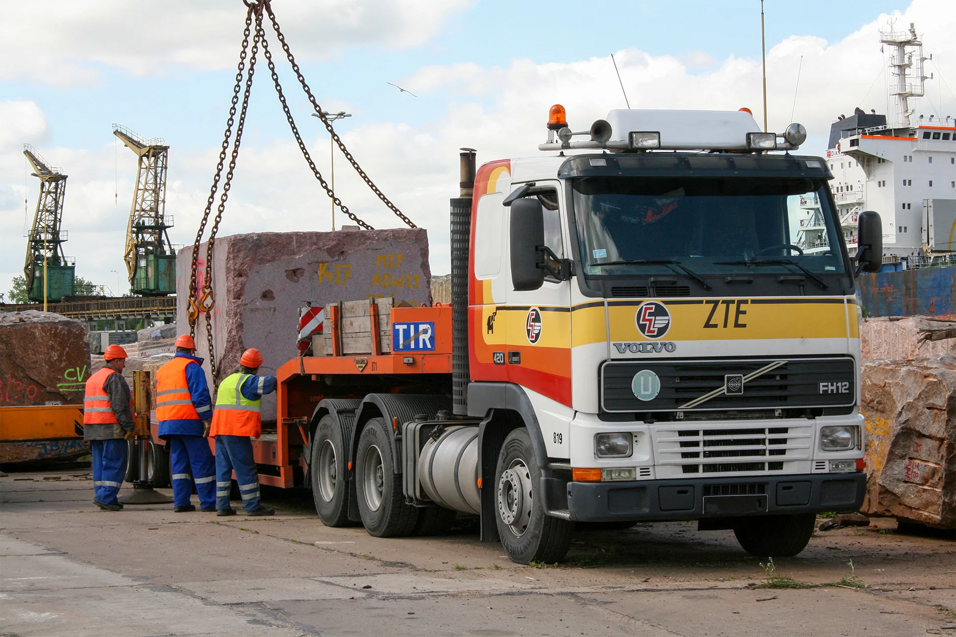 ciezarowka z ladunkiem ponadgabarytowym