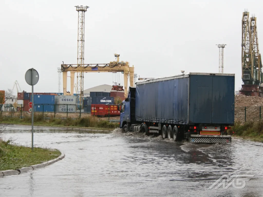 Curtain-sided combination on the access road to the container terminal at the port of Szczecin